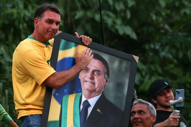 Morada FM — Procuradoria-Geral da República (PGR) se manifestou favoravelmente ao pedido da defesa de Jair Bolsonaro (PL) para que o filho dele, Flávio Bolsonaro (PL), possa voltar a visitá-lo. O ex-presidente cumpre prisão domiciliar por determinação do Supremo Tribunal Federal (STF). A manifestação foi apresentada na terça-feira (6) ao ministro Alexandre de Moraes, relator do processo no Supremo Tribunal Federal. Na petição encaminhada ao STF, a defesa de Jair Bolsonaro argumenta que a decisão que determinou a suspensão da visitação por 90 dias perde a validade no próximo domingo (11). Os advogados pediram a revisão da restrição ou, alternativamente, que seja autorizada uma [&hellip;]