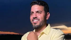 Morada FM — A Câmara Municipal de São Miguel do Araguaia, no norte de Goiás, cassou na segunda-feira (26) o mandato do prefeito Jerônymo José de Siqueira Neto (MDB). A decisão foi aprovada por nove votos a dois, após os vereadores acolherem as cinco infrações analisadas no processo político-administrativo. A denúncia foi apresentada por um eleitor do município e apontou repasses inferiores aos valores devidos à Câmara Municipal, referentes ao duodécimo no primeiro semestre de 2026, além de atrasos recorrentes no pagamento dos salários dos servidores municipais. O duodécimo corresponde aos recursos que o Poder Executivo deve transferir ao Legislativo para custear o funcionamento […]