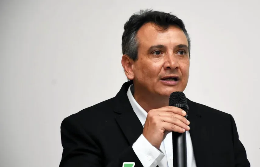 Morada FM — &nbsp; O presidente do Conselho de Desenvolvimento Econômico de Rio Verde (CODERV), Mário Augusto Padula Castro, publicou um vídeo nas redes sociais em que utiliza uma analogia com o tratamento de uma doença para falar sobre o segundo turno das eleições presidenciais. Mário compara a situação econômica do país à de um paciente cujo medicamento já não apresenta os resultados esperados. Na gravação, ele afirma que o Brasil enfrenta problemas econômicos e defende a necessidade de “trocar o remédio”, associando a metáfora à escolha nas urnas. Ao final, ele pede que os eleitores votem com consciência e responsabilidade.