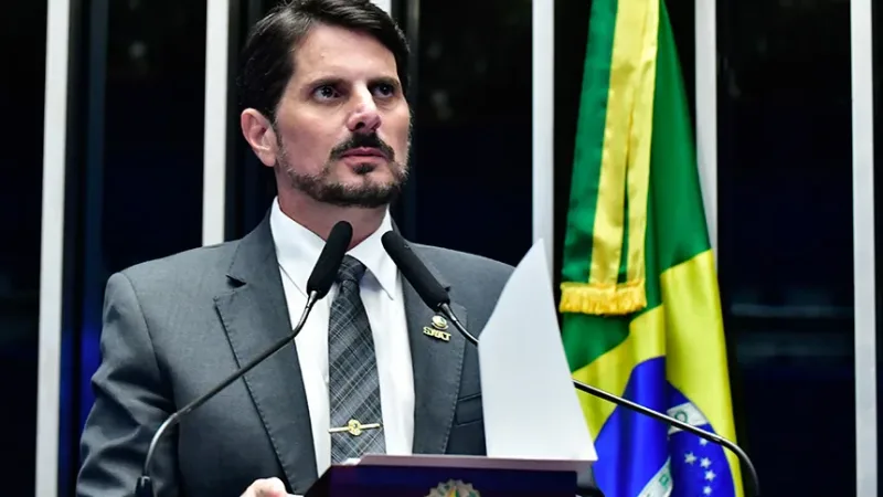 Morada FM — O ministro Alexandre de Moraes, do Supremo Tribunal Federal (STF), arquivou uma investigação que envolvia o senador Marcos do Val (Avante-ES), Allan dos Santos, Oswaldo Eustáquio e Ednardo D’Ávila Mello Raposo. O procedimento apurava suspeitas de obstrução de investigações e incitação ao crime. Os quatro investigados haviam sido indiciados pela Polícia Federal (PF) em agosto de 2025. Segundo a apuração apresentada pela corporação, o caso envolvia uma campanha de exposição e intimidação virtual contra integrantes da Polícia Federal e do Supremo Tribunal Federal que estavam ligados a investigações em andamento na Corte. A decisão de arquivamento foi proferida por Moraes em [&hellip;]