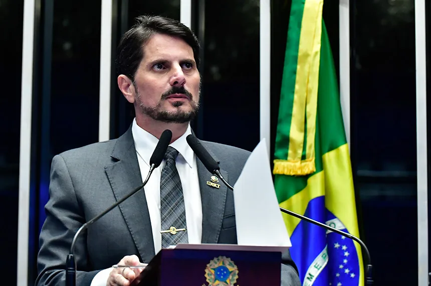 Morada FM — O ministro Alexandre de Moraes, do Supremo Tribunal Federal (STF), arquivou uma investigação que envolvia o senador Marcos do Val (Avante-ES), Allan dos Santos, Oswaldo Eustáquio e Ednardo D’Ávila Mello Raposo. O procedimento apurava suspeitas de obstrução de investigações e incitação ao crime. Os quatro investigados haviam sido indiciados pela Polícia Federal (PF) em agosto de 2025. Segundo a apuração apresentada pela corporação, o caso envolvia uma campanha de exposição e intimidação virtual contra integrantes da Polícia Federal e do Supremo Tribunal Federal que estavam ligados a investigações em andamento na Corte. A decisão de arquivamento foi proferida por Moraes em [&hellip;]