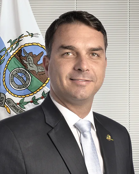 Morada FM — Uma reportagem publicada pelo portal argentino Infobae nesta terça-feira (27) informou que o senador Flávio Bolsonaro (PL-RJ), derrotado por Luiz Inácio Lula da Silva (PT) no segundo turno das eleições presidenciais, poderia ter deixado o Brasil em direção aos Estados Unidos. Até o momento, porém, não há confirmação oficial de que o parlamentar tenha cruzado a fronteira. Segundo o Infobae, Flávio teria atravessado a fronteira em direção à província argentina de Misiones e seguido até Puerto Iguazú, cidade próxima a Foz do Iguaçu, no Paraná. De lá, ele supostamente embarcaria em um avião particular com destino aos Estados Unidos, onde vive [&hellip;]