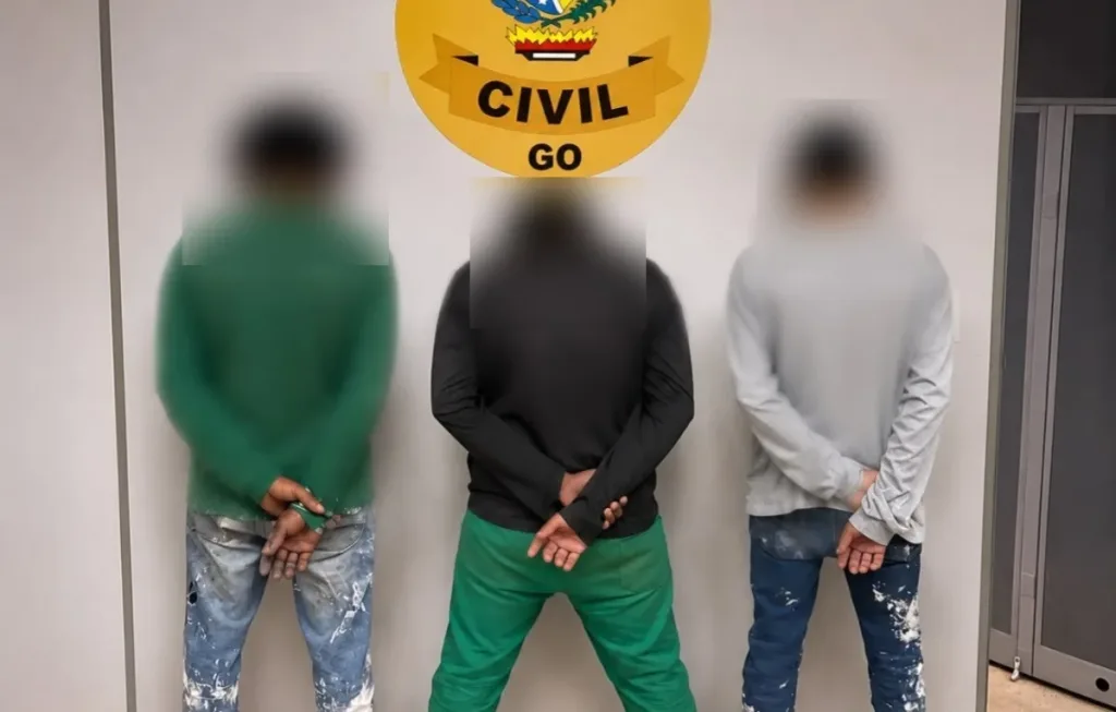 Morada FM — Três homens foram presos suspeitos de participação em um caso de estupro coletivo contra uma jovem de 21 anos, em Bela Vista de Goiás. Um adolescente também é investigado pela Polícia Civil. A investigação busca esclarecer as circunstâncias da violência e identificar se outras pessoas participaram do crime. Segundo a delegada Magda D’Ávila, os homens alegaram que houve consentimento da jovem. No entanto, conforme a investigação, a vítima não estaria em condições de consentir com os atos sexuais. A Polícia Civil também apura se alguma substância foi colocada na bebida consumida pela jovem. A suspeita surgiu após ela relatar perda de [&hellip;]