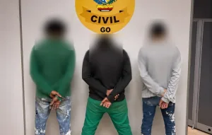 Morada FM — Três homens foram presos suspeitos de participação em um caso de estupro coletivo contra uma jovem de 21 anos, em Bela Vista de Goiás. Um adolescente também é investigado pela Polícia Civil. A investigação busca esclarecer as circunstâncias da violência e identificar se outras pessoas participaram do crime. Segundo a delegada Magda D’Ávila, os homens alegaram que houve consentimento da jovem. No entanto, conforme a investigação, a vítima não estaria em condições de consentir com os atos sexuais. A Polícia Civil também apura se alguma substância foi colocada na bebida consumida pela jovem. A suspeita surgiu após ela relatar perda de […]