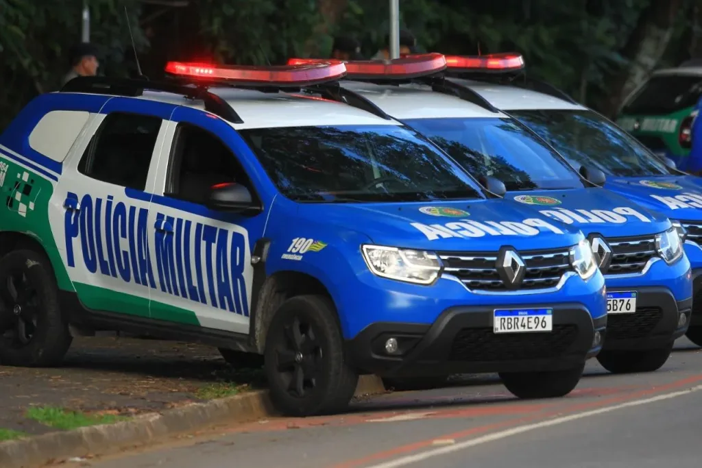 Morada FM — Equipe da Força Tática em Rio Verde, composta pelo SGT Araújo, SGT Allef e CB Emílio, em patrulhamento pela Rua Vaz de Almeida, na Vila Menezes, identificou um veículo VW/Fox, de cor vermelha, estacionado irregularmente, com a porta do motorista aberta e a chave na ignição. De acordo com as informações, durante a averiguação, os policiais fizeram contato com o responsável pelo veículo, que apresentou comportamento alterado e passou a proferir ofensas contra a equipe, mesmo após ser informado sobre os motivos da abordagem. Diante da conduta, foi dada voz de prisão ao indivíduo, que resistiu à ação policial, empurrou um [&hellip;]