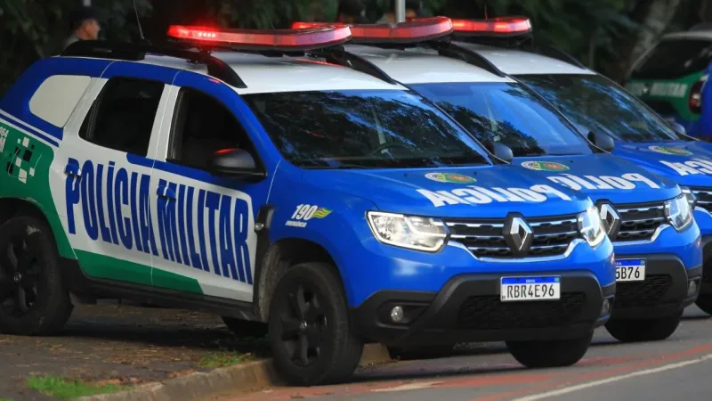 Morada FM — Equipe da Força Tática em Rio Verde, composta pelo SGT Araújo, SGT Allef e CB Emílio, em patrulhamento pela Rua Vaz de Almeida, na Vila Menezes, identificou um veículo VW/Fox, de cor vermelha, estacionado irregularmente, com a porta do motorista aberta e a chave na ignição. De acordo com as informações, durante a averiguação, os policiais fizeram contato com o responsável pelo veículo, que apresentou comportamento alterado e passou a proferir ofensas contra a equipe, mesmo após ser informado sobre os motivos da abordagem. Diante da conduta, foi dada voz de prisão ao indivíduo, que resistiu à ação policial, empurrou um [&hellip;]