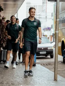 Morada FM —   O Rio Verde viajou na tarde desta sexta-feira para a cidade de Anápolis. Amanhã às 16h,o verdão do sudoeste vai enfrentar o Grêmio Anapolis no Estádio Jonas Duarte. Líder com 29 pontos, o Rio Verde, caso vença, garante o seu retorno a elite do futebol goiano. A Morada vai transmitir esse duelo a partir das 15h15 no rádio e em imagens no YouTube.