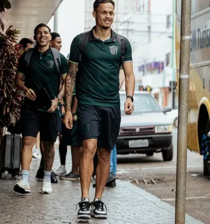 Morada FM — &nbsp; O Rio Verde viajou na tarde desta sexta-feira para a cidade de Anápolis. Amanhã às 16h,o verdão do sudoeste vai enfrentar o Grêmio Anapolis no Estádio Jonas Duarte. Líder com 29 pontos, o Rio Verde, caso vença, garante o seu retorno a elite do futebol goiano. A Morada vai transmitir esse duelo a partir das 15h15 no rádio e em imagens no YouTube.