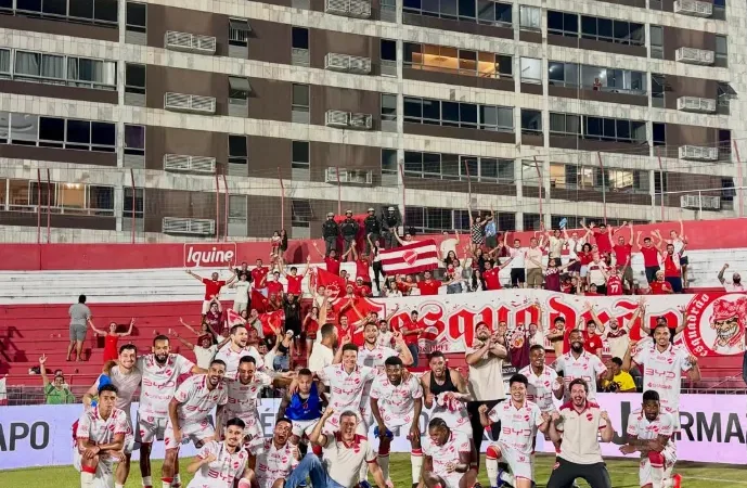 Morada FM — &nbsp; Faltam cinco rodadas para o final do Campeonato Brasileiro da Série B. As três equipes goianas seguem na luta pelas quatro vagas na elite. O Vila Nova lidera a competição de forma isolada com 61 pontos, só depende de si para subir para a primeira divisão. Na última cinco rodadas, o Vila terá três partidas em casa e curiosamente, serão três confrontos diretos na parte de cima da tabela. O Atlético Goianiense está na sexta posição com 53 pontos e na faixa de classificação para os play-offs. Já o Goiás está um pouco abaixo com 48 pontos na nona posição [&hellip;]