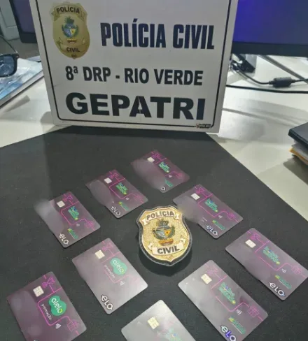 Morada FM — Um professor de uma escola estadual de Rio Verde, no sudoeste de Goiás, foi preso em flagrante na quinta-feira (22), suspeito de furtar cartões do programa Bolsa Estudo, benefício do Governo de Goiás destinado a estudantes. A prisão foi realizada pela Polícia Civil de Goiás, por meio do Grupo Especial de Repressão a Crimes Patrimoniais (GEPATRI), vinculado à 8ª Delegacia Regional de Rio Verde. De acordo com as informações divulgadas pela Polícia Civil, a direção da unidade escolar registrou o desaparecimento de 12 cartões do programa. Posteriormente, foi constatado que os cartões estavam sendo utilizados em compras no comércio do município, [&hellip;]
