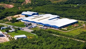 Morada FM — A Dexco, empresa responsável pela marca Deca, aprovou o encerramento das atividades produtivas de sua unidade de louças sanitárias em Cabo de Santo Agostinho, na Região Metropolitana do Recife, em Pernambuco. A decisão foi tomada pelo Conselho de Administração em 19 de outubro de 2026 e comunicada ao mercado por meio de fato relevante. Segundo a companhia, a medida faz parte de um processo de reorganização do negócio de louças sanitárias, com foco em competitividade, eficiência operacional, rentabilidade e sustentabilidade no longo prazo. Com o encerramento da fábrica pernambucana, parte da produção será absorvida pela unidade industrial de Jundiaí, no interior […]
