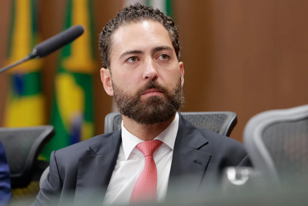 Morada FM — A Assembleia Legislativa de Goiás aprovou duas matérias voltadas ao desenvolvimento econômico do estado. Uma delas autoriza R$ 9,6 milhões para a estruturação da Invest GO e do Centro Profissionalizante Paulo Vargas. A outra amplia a flexibilidade da GoiásFomento na aplicação de recursos destinados ao crédito e ao incentivo à atividade produtiva. Os recursos previstos para a Invest GO e o Centro Profissionalizante Paulo Vargas têm como finalidade apoiar a estruturação das duas iniciativas, relacionadas à inovação e à qualificação profissional. A Invest GO está ligada à área de investimentos, enquanto o Centro Profissionalizante Paulo Vargas está relacionado à formação e [&hellip;]