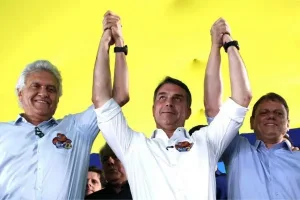 Morada FM — O candidato à Presidência da República, Flávio Bolsonaro (PL), participou na última terça-feira (6) de um ato político em Goiânia que reuniu lideranças estaduais, parlamentares e prefeitos de diferentes municípios de Goiás. O encontro marcou a oficialização do apoio do ex-governador Ronaldo Caiado (PSD) à candidatura do senador no segundo turno das eleições presidenciais. Segundo o governador Daniel Vilela (MDB), mais de 160 prefeitos participaram do encontro. Entre os nomes confirmados no ato estão o prefeito de Rio Verde, Wellington Carrijo, e a deputada federal reeleita Marussa Boldrin, também de Rio Verde. A presença de Carrijo ocorre após ele declarar apoio […]