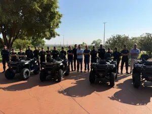 Morada FM — Guarda Patrimonial de Rio Verde recebeu novos quadriciclos para reforçar o monitoramento preventivo de parques e praças do município. Para Tiago Queiroz, Superintendente da GGIM em Rio Verde, não é apenas uma entrega de quadriciclos, é a materialização de uma ideia moderna de cidade, e diz que segurança pública também se constrói cuidando do espaço urbano. “Uma cidade bem cuidada comunica ordem. E onde existe ordem e presença preventiva Guarda Patrimonial Municipal, diminuem-se os espaços para a criminalidade e ampliam-se as condições para a segurança. Por isso, é tão significativa esta iniciativa da Secretaria Municipal de Ação Urbana.” Com investimentos da […]