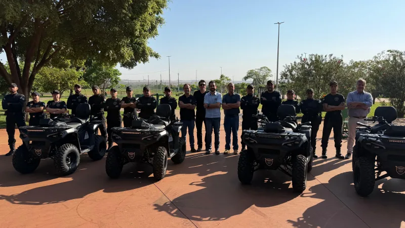 Morada FM — Guarda Patrimonial de Rio Verde recebeu novos quadriciclos para reforçar o monitoramento preventivo de parques e praças do município. Para Tiago Queiroz, Superintendente da GGIM em Rio Verde, não é apenas uma entrega de quadriciclos, é a materialização de uma ideia moderna de cidade, e diz que segurança pública também se constrói cuidando do espaço urbano. “Uma cidade bem cuidada comunica ordem. E onde existe ordem e presença preventiva Guarda Patrimonial Municipal, diminuem-se os espaços para a criminalidade e ampliam-se as condições para a segurança. Por isso, é tão significativa esta iniciativa da Secretaria Municipal de Ação Urbana.” Com investimentos da [&hellip;]