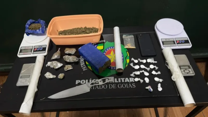 Morada FM — Um suspeito de tráfico de drogas foi preso pela Polícia Militar na tarde de quinta-feira (15), em Rio Verde, após denúncias anônimas sobre possível comercialização de entorpecentes no Setor dos Funcionários. Durante a ocorrência, os policiais apreenderam substâncias com características semelhantes à maconha, cocaína e crack, além de materiais que serão analisados. Segundo a PM, a equipe iniciou a ação após receber reiteradas denúncias pelo Centro de Operações da Polícia Militar (COPOM), indicando possível venda de drogas nas proximidades de um estabelecimento comercial no setor. Durante o patrulhamento direcionado, os policiais localizaram um homem com características compatíveis com as informações recebidas. [&hellip;]