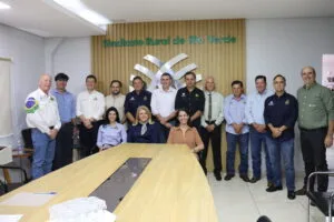 Morada FM —   O Sindicato Rural de Rio Verde deu início, nesta quarta-feira (30), ao processo de transição para a nova gestão, que assume oficialmente a entidade a partir de 1º de outubro. Os novos membros tomaram posse, e estarão à frente da entidade no biênio 2026/2028, tendo Everaldo Barboza Pereira como presidente e Cleibe Maia como vice-presidente. A cerimônia foi realizada de forma restrita, na sede da instituição, reunindo diretores, colaboradores e representantes do Sistema Faeg/Senar Goiás: o vice-presidente institucional da Faeg, Ailton Vilela, e o superintendente do Senar Goiás, Dirceu Borges. Ao assumir a presidência, Everaldo destacou a diversidade profissional que […]