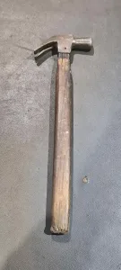 Morada FM —   Um homem foi preso em flagrante na segunda-feira (19), no bairro Renovação, em Rio Verde, suspeito de violência doméstica. Segundo a Polícia Militar, a esposa relatou que vinha sofrendo agressões e ameaças do marido havia alguns dias. De acordo com a ocorrência, o homem teria pegado um martelo de carpinteiro e ameaçado quebrar as pernas da mulher. Ele teria sido contido pelo cunhado antes da chegada dos policiais. A PM informou que o suspeito resistiu durante o algemamento, sendo necessário o uso escalonado da força para contê-lo. O homem foi encaminhado à Central de Flagrantes junto com a vítima e […]