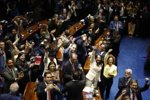 Morada FM — O Senado aprovou, na quarta-feira (14), uma Proposta de Emenda à Constituição (PEC) que prevê o fim da escala de trabalho 6×1 e estabelece dois dias de folga remunerada por semana, sem redução salarial. A proposta também prevê diminuir a jornada semanal de 44 para 40 horas. Segundo as informações divulgadas, a PEC recebeu 75 votos favoráveis e um contrário nos dois turnos de votação. O senador Hamilton Mourão (Republicanos-RS) foi o único a votar contra o texto. A proposta altera a Constituição Federal para garantir dois dias de descanso semanal remunerado aos trabalhadores. Um dos dias deverá ser preferencialmente o […]