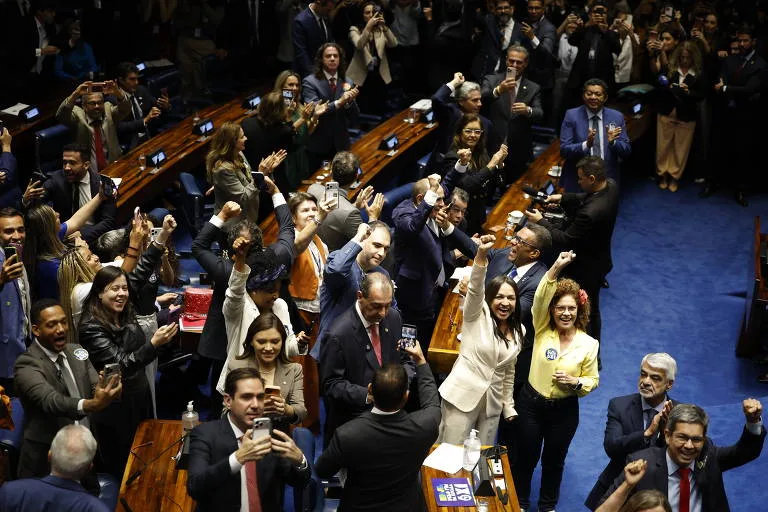 Morada FM — O Senado aprovou, na quarta-feira (14), uma Proposta de Emenda à Constituição (PEC) que prevê o fim da escala de trabalho 6×1 e estabelece dois dias de folga remunerada por semana, sem redução salarial. A proposta também prevê diminuir a jornada semanal de 44 para 40 horas. Segundo as informações divulgadas, a PEC recebeu 75 votos favoráveis e um contrário nos dois turnos de votação. O senador Hamilton Mourão (Republicanos-RS) foi o único a votar contra o texto. A proposta altera a Constituição Federal para garantir dois dias de descanso semanal remunerado aos trabalhadores. Um dos dias deverá ser preferencialmente o [&hellip;]