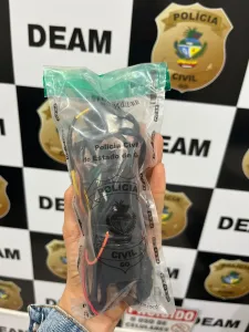 Morada FM —   A Polícia Civil de Goiás, por meio da Delegacia Especializada no Atendimento à Mulher (DEAM) de Rio Verde, prendeu em flagrante, na última quinta-feira (1º), um homem suspeito de perseguir e monitorar os deslocamentos de sua ex-companheira mediante a instalação clandestina de um dispositivo de rastreamento em seu veículo. O caso chegou ao conhecimento da DEAM após a vítima relatar que o ex-companheiro demonstrava saber, de forma recorrente, onde ela estava e quais locais frequentava, mesmo sem que tais informações fossem compartilhadas com ele. Diante da situação, foram iniciadas diligências para localização do suspeito, que foi encontrado pela equipe policial […]