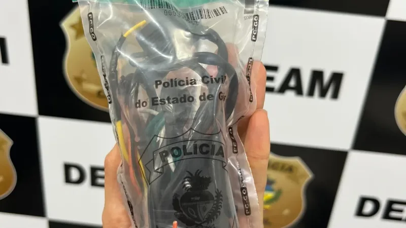 Morada FM — &nbsp; A Polícia Civil de Goiás, por meio da Delegacia Especializada no Atendimento à Mulher (DEAM) de Rio Verde, prendeu em flagrante, na última quinta-feira (1º), um homem suspeito de perseguir e monitorar os deslocamentos de sua ex-companheira mediante a instalação clandestina de um dispositivo de rastreamento em seu veículo. O caso chegou ao conhecimento da DEAM após a vítima relatar que o ex-companheiro demonstrava saber, de forma recorrente, onde ela estava e quais locais frequentava, mesmo sem que tais informações fossem compartilhadas com ele. Diante da situação, foram iniciadas diligências para localização do suspeito, que foi encontrado pela equipe policial [&hellip;]