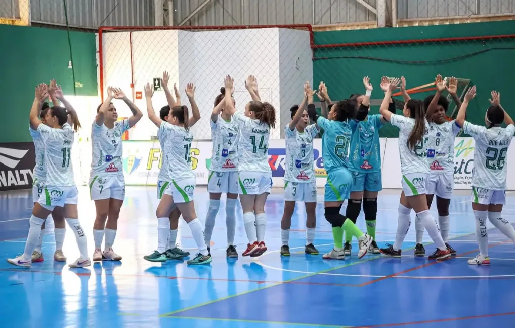 Morada FM — Jogando no Ginásio Ney Braga em Marechal Cândido Rondon no Paraná, o Clube Resenhas de Rio Verde acabou perdendo para o Copagril no jogo de ida das semifinais da Copa do Brasil de Futsal Feminino. As paranaenses venceram por 2×1. Beatriz e Caetano marcaram para o Copagril e Isa marcou para o Resenhas. O jogo de volta, será na próxima quarta-feira, 07 de outubro, às 19h30 no CIE Lazão em Rio Verde. O Resenhas terá que vencer no tempo normal para levar a disputa para a prorrogação.