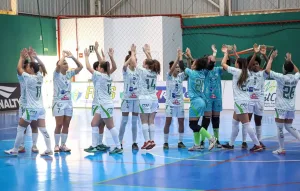 Morada FM — Jogando no Ginásio Ney Braga em Marechal Cândido Rondon no Paraná, o Clube Resenhas de Rio Verde acabou perdendo para o Copagril no jogo de ida das semifinais da Copa do Brasil de Futsal Feminino. As paranaenses venceram por 2×1. Beatriz e Caetano marcaram para o Copagril e Isa marcou para o Resenhas. O jogo de volta, será na próxima quarta-feira, 07 de outubro, às 19h30 no CIE Lazão em Rio Verde. O Resenhas terá que vencer no tempo normal para levar a disputa para a prorrogação.