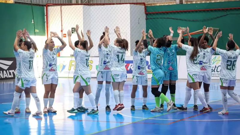 Morada FM — Jogando no Ginásio Ney Braga em Marechal Cândido Rondon no Paraná, o Clube Resenhas de Rio Verde acabou perdendo para o Copagril no jogo de ida das semifinais da Copa do Brasil de Futsal Feminino. As paranaenses venceram por 2×1. Beatriz e Caetano marcaram para o Copagril e Isa marcou para o Resenhas. O jogo de volta, será na próxima quarta-feira, 07 de outubro, às 19h30 no CIE Lazão em Rio Verde. O Resenhas terá que vencer no tempo normal para levar a disputa para a prorrogação.