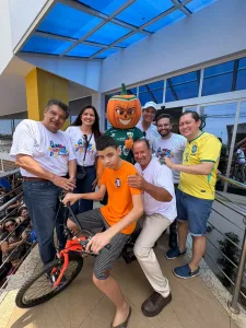 Morada FM — A Rádio Morada do Sol FM 97,7 promoveu, no domingo (11), uma ação especial em comemoração ao Dia das Crianças, em Rio Verde, no interior de Goiás. A programação contou com brincadeiras, distribuição de brinquedos, atrações recreativas e sorteios de prêmios para o público infantil. O evento aconteceu das 8h às 11h30 e chegou à sua segunda edição com apoio da equipe da emissora que se reuniram em uma manhã dedicada às crianças. Entre as atividades teve pula-pula, touro mecânico, distribuição de sorvetes e algodão-doce, além da entrega de brinquedos. A programação também incluiu o sorteio de cinco bicicletas novas e [&hellip;]