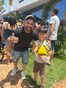 Morada FM — A Rádio Morada do Sol FM 97,7 promoveu, no domingo (11), uma ação especial em comemoração ao Dia das Crianças, em Rio Verde, no interior de Goiás. A programação contou com brincadeiras, distribuição de brinquedos, atrações recreativas e sorteios de prêmios para o público infantil. O evento aconteceu das 8h às 11h30 e chegou à sua segunda edição com apoio da equipe da emissora que se reuniram em uma manhã dedicada às crianças. Entre as atividades teve pula-pula, touro mecânico, distribuição de sorvetes e algodão-doce, além da entrega de brinquedos. A programação também incluiu o sorteio de cinco bicicletas novas e [&hellip;]