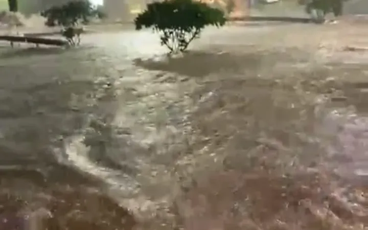 Morada FM — &nbsp; A chuva acompanhada de ventos e trovoadas atingiu diferentes regiões de Rio Verde na noite desta quarta-feira (14), provocando alagamentos e transtornos em pontos do município. O temporal chegou por volta das 18h e foi registrado por moradores em imagens compartilhadas nas redes sociais. Um dos locais afetados foi a região da Barrinha, onde o volume de água provocou alagamento e impediu a passagem de veículos. Na região do Espelho D’Água, um carro ficou ilhado ao tentar atravessar um trecho alagado e apresentou pane elétrica. Outros pontos também registraram acúmulo de água, incluindo ruas do bairro Dona Gercina e as [&hellip;]
