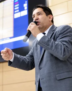 Morada FM — O vereador Ronaldinho Cruvinel solicitou a adoção de medidas para retirar fios e cabos em desuso dos postes de Rio Verde e organizar a ocupação dessas estruturas por redes de energia elétrica e telecomunicações. A solicitação foi formalizada por meio do Requerimento nº 2664/2026, apresentado durante as sessões de setembro. O documento prevê o envio de um ofício ao prefeito Wellington Carrijo e ao secretário municipal de Infraestrutura Urbana, Tyrone César Furquim de Oliveira, para que sejam avaliadas e adotadas providências sobre a situação. De acordo com o vereador, a proposta busca aumentar a segurança da população e melhorar a organização […]