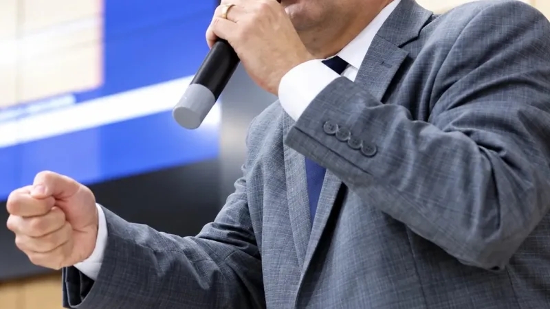 Morada FM — O vereador Ronaldinho Cruvinel solicitou a adoção de medidas para retirar fios e cabos em desuso dos postes de Rio Verde e organizar a ocupação dessas estruturas por redes de energia elétrica e telecomunicações. A solicitação foi formalizada por meio do Requerimento nº 2664/2026, apresentado durante as sessões de setembro. O documento prevê o envio de um ofício ao prefeito Wellington Carrijo e ao secretário municipal de Infraestrutura Urbana, Tyrone César Furquim de Oliveira, para que sejam avaliadas e adotadas providências sobre a situação. De acordo com o vereador, a proposta busca aumentar a segurança da população e melhorar a organização [&hellip;]