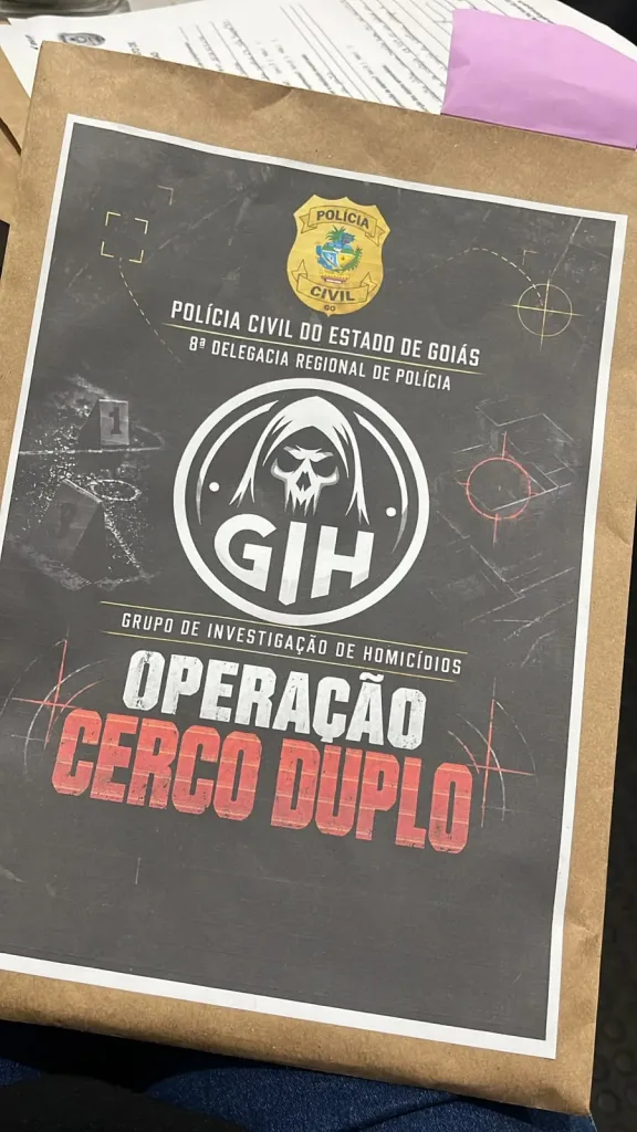 Morada FM — A Polícia Civil prendeu dois homens investigados pelo homicídio qualificado de Élcio Jesus Vieira Junior, ocorrido em 31 de julho, na Vila Serpro, em Rio Verde. As prisões foram realizadas nesta sexta-feira (16), durante a Operação Cerco Duplo. Segundo as investigações, o crime teria sido motivado por uma discussão sobre o estacionamento de um veículo nas proximidades de um ponto de tráfico de drogas. A vítima teria sido atingida por vários disparos e morreu no local. Os suspeitos foram identificados por meio de depoimentos e imagens de câmeras de segurança. As duas armas relacionadas ao crime já haviam sido apreendidas em [&hellip;]