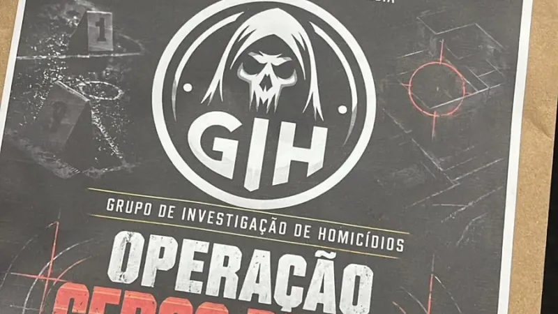 Morada FM — A Polícia Civil prendeu dois homens investigados pelo homicídio qualificado de Élcio Jesus Vieira Junior, ocorrido em 31 de julho, na Vila Serpro, em Rio Verde. As prisões foram realizadas nesta sexta-feira (16), durante a Operação Cerco Duplo. Segundo as investigações, o crime teria sido motivado por uma discussão sobre o estacionamento de um veículo nas proximidades de um ponto de tráfico de drogas. A vítima teria sido atingida por vários disparos e morreu no local. Os suspeitos foram identificados por meio de depoimentos e imagens de câmeras de segurança. As duas armas relacionadas ao crime já haviam sido apreendidas em [&hellip;]