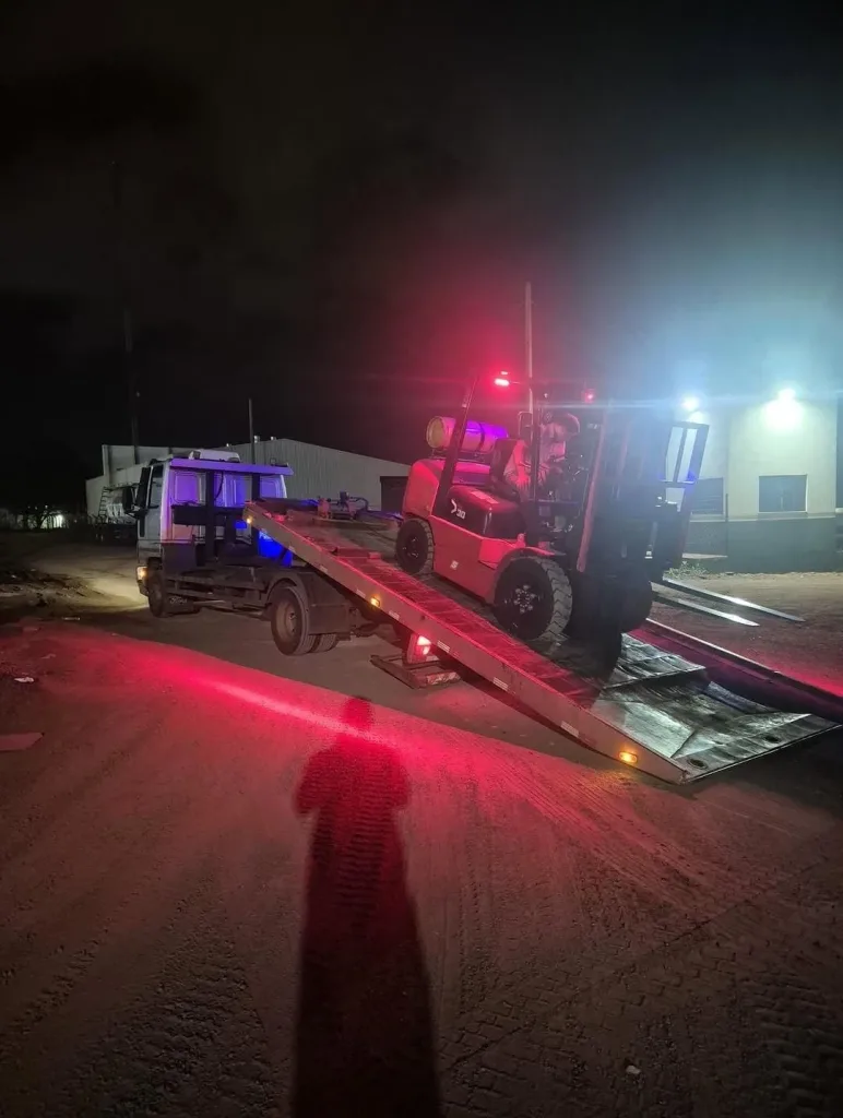 Morada FM — A Polícia Civil de Goiás recuperou uma empilhadeira de alto valor obtida por meio de estelionato em Rio Verde, no sudoeste goiano. A ação ocorreu na sexta-feira (16) e foi realizada pelo Grupo Especial de Repressão a Crimes Patrimoniais (GEPATRI), vinculado à 8ª Delegacia Regional de Polícia, em conjunto com a Polícia Civil de Uberlândia, em Minas Gerais. Segundo a Polícia Civil, o equipamento pertence a uma empresa sediada em Ribeirão Preto, no interior de São Paulo, que foi vítima de fraude. As investigações permitiram rastrear a empilhadeira inicialmente até Uberlândia. Posteriormente, o equipamento foi transportado para Rio Verde, onde acabou [&hellip;]