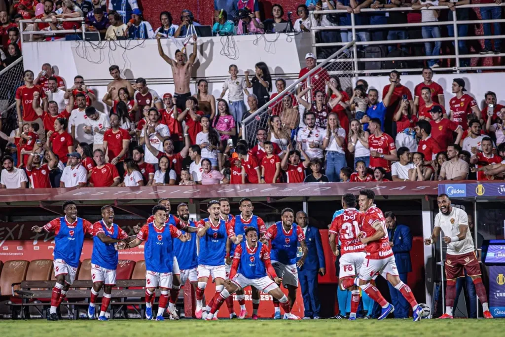 Morada FM — &nbsp; O Vila Nova perdeu uma grande chance de abriu uma boa vantagem na liderança do Campeonato Brasileiro da Série B. O tigrão empatou no último domingo em casa com o Novorizontino em 2×2 sendo que o segundo gol dos paulistas foi marcado nos segundos finais da partida. Mesmo assim, o Vila Nova terminará a 34ª rodada do Campeonato Brasileiro da Série B na liderança isolada com 62 pontos faltando 4 rodadas para o final. Na sequência, aparecem, Novorizontino e Juventude com 61 pontos cada, Fortaleza 60 pontos, Criciúma 59 pontos e o Atlético Goianiense fecha o G6 com 54 pontos. [&hellip;]