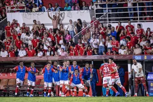 Morada FM —   O Vila Nova perdeu uma grande chance de abriu uma boa vantagem na liderança do Campeonato Brasileiro da Série B. O tigrão empatou no último domingo em casa com o Novorizontino em 2×2 sendo que o segundo gol dos paulistas foi marcado nos segundos finais da partida. Mesmo assim, o Vila Nova terminará a 34ª rodada do Campeonato Brasileiro da Série B na liderança isolada com 62 pontos faltando 4 rodadas para o final. Na sequência, aparecem, Novorizontino e Juventude com 61 pontos cada, Fortaleza 60 pontos, Criciúma 59 pontos e o Atlético Goianiense fecha o G6 com 54 pontos. […]