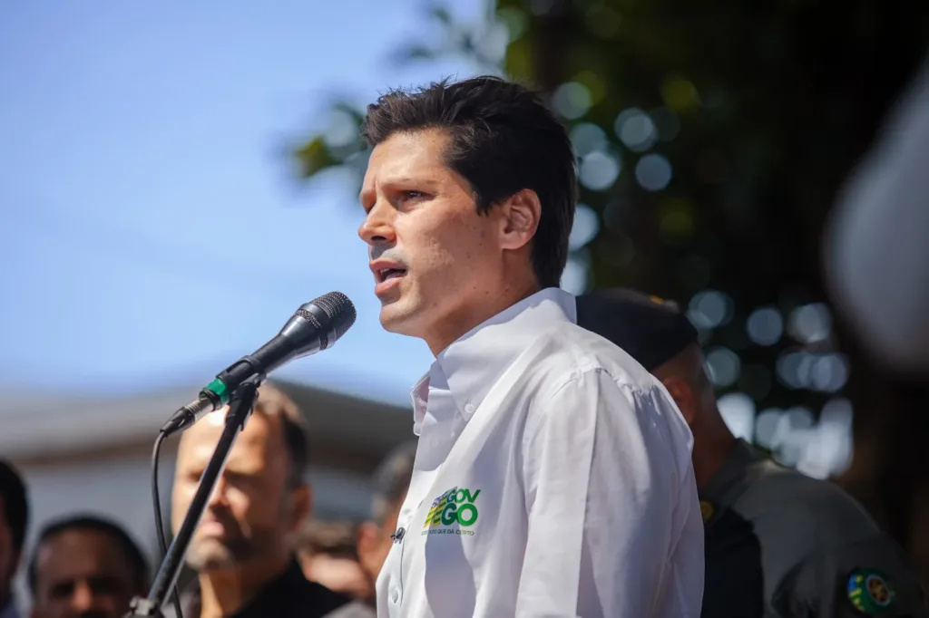 Morada FM — O governador de Goiás, Daniel Vilela (MDB), anunciou que pretende se afastar do cargo por uma semana em novembro para um período de férias. O comunicado foi feito na terça-feira (20), durante uma agenda em Aparecida de Goiânia, na Região Metropolitana da capital. Durante o período, o presidente do Tribunal de Justiça de Goiás (TJGO), Leandro Crispim, deve assumir interinamente o governo estadual. A previsão ocorre porque o presidente da Assembleia Legislativa de Goiás (Alego), deputado Bruno Peixoto, também pretende tirar férias na mesma semana. Segundo Daniel Vilela, os dois chegaram a um acordo para coincidir os períodos de afastamento. Com [&hellip;]