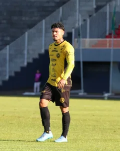Morada FM —   A Jataiense segue anunciando os seus jogadores para a disputa do Campeonato Goiano de 2027 e do Brasileiro da Série D. A raposa chegou a sua décima sétima contratação. O novo reforço é o meia Kevin Malthus de 23 anos e que esteve por último no FC Cascavel. Também já passou por São Bernardo, Cianorte e pelas categorias de base do Santos. Confira a lista dos jogadores já confirmados; Goleiro: Phelipe Megiolaro de 27 anos ex- Yokohama e Visel Kobe do Japão, além de Dallas dos Estados Unidos e Grêmio Zagueiros: Pedro Botelho (38) ex-Betim, Joinville e Atlhetico – PR […]