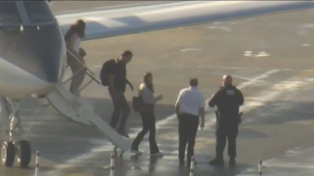 Morada FM — O senador Flávio Bolsonaro (PL), sua esposa e as filhas do casal chegaram aos Estados Unidos na manhã desta quarta-feira (28). O avião que o senador utilizou para fugir do Brasil aterrisou em um aeorporto de Miami nesta manhã. Em uma operação secreta, o senador, que descumpriu ordem do Supremo Tribunal Federal (STF) para entregar seus passaportes, viajou aos EUA após entrar por terra na Argentina, embarcar em um avião particular, contornar o espaço aéreo brasileiro e fazer escala no Equador, de acordo com as fontes. Segundo dados do site de monitoramento de voos Flight Aware, o avião, um jatinho particular [&hellip;]