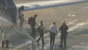 Morada FM — O senador Flávio Bolsonaro (PL), sua esposa e as filhas do casal chegaram aos Estados Unidos na manhã desta quarta-feira (28). O avião que o senador utilizou para fugir do Brasil aterrisou em um aeorporto de Miami nesta manhã. Em uma operação secreta, o senador, que descumpriu ordem do Supremo Tribunal Federal (STF) para entregar seus passaportes, viajou aos EUA após entrar por terra na Argentina, embarcar em um avião particular, contornar o espaço aéreo brasileiro e fazer escala no Equador, de acordo com as fontes. Segundo dados do site de monitoramento de voos Flight Aware, o avião, um jatinho particular […]