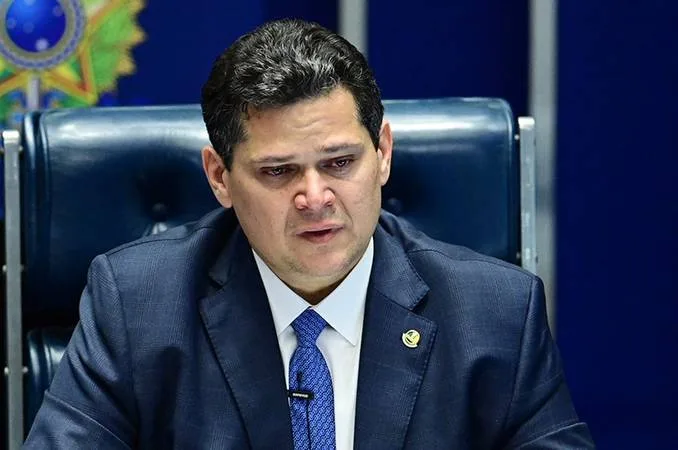 Morada FM — O presidente do Senado Federal, Davi Alcolumbre (União Brasil-AP), retirou da pauta de votação a Proposta de Emenda à Constituição (PEC) da Segurança Pública na quinta-feira (15), após um impasse entre governo e oposição sobre a inclusão da redução da maioridade penal no texto. A decisão provocou uma discussão em plenário com o senador Rogério Marinho (PL-RN), líder da oposição na Casa. A proposta é uma iniciativa do governo federal e prevê mudanças na organização e na atuação das forças de segurança pública, incluindo medidas de combate ao crime organizado. O texto havia avançado na Câmara dos Deputados, mas as divergências [&hellip;]