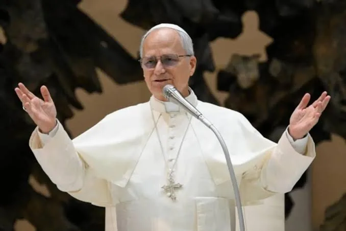 Morada FM — &nbsp; O papa Leão XIV foi diagnosticado com adenocarcinoma pulmonar após passar por uma cirurgia para retirada de um tumor na parte inferior do pulmão direito, na terça-feira (13). A informação foi divulgada pelo Vaticano e publicada pelo portal G1. Segundo o boletim médico, o procedimento durou cerca de 90 minutos e foi concluído sem complicações. Após a cirurgia, o pontífice acordou normalmente e retornou ao quarto do hospital, onde permanece em recuperação. O diagnóstico foi identificado por meio da análise do tecido retirado durante o procedimento. Até as informações divulgadas, não haviam sido apresentados detalhes sobre o estágio da doença, [&hellip;]