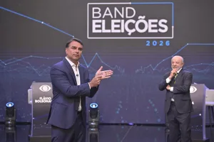 Morada FM — O presidente Luiz Inácio Lula da Silva (PT) e o senador Flávio Bolsonaro (PL) participaram, no domingo (18), do primeiro debate direto entre os dois candidatos no segundo turno das eleições presidenciais de 2026. Promovido pela TV Band, em São Paulo, o encontro foi marcado por acusações mútuas, questionamentos sobre investigações e discussões relacionadas às propostas dos candidatos para o país. Um dos principais temas foi o financiamento do filme “Dark Horse”, produção sobre a trajetória do ex-presidente Jair Bolsonaro (PL). Lula questionou Flávio sobre os R$ 134 milhões que, segundo o presidente, foram solicitados ao empresário Daniel Vorcaro para viabilizar […]