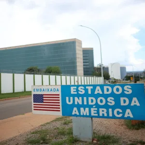 Morada FM — As embaixadas dos Estados Unidos e da Austrália suspenderam a partir desta sexta-feira (2) os serviços consulares presenciais no Brasil, alegando preocupações com segurança. As representações não detalharam quais seriam as possíveis ameaças. A medida ocorre às vésperas do primeiro turno das eleições. Os consulados norte-americanos em Brasília, Porto Alegre, Recife, Rio de Janeiro e São Paulo também interromperam o atendimento. A embaixada orientou cidadãos dos EUA que precisem de assistência emergencial a não irem às instalações diplomáticas e a usar os canais de plantão. A Austrália alertou para possíveis ameaças terroristas em locais públicos e recomendou aos viajantes exercer “alto […]