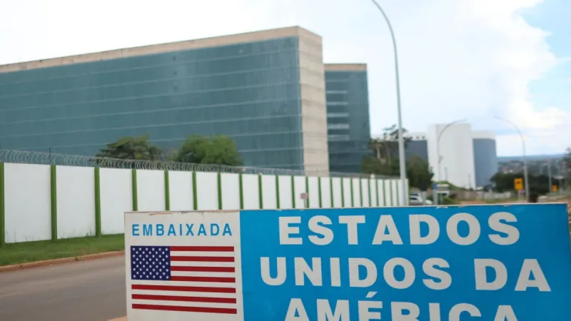 Morada FM — As embaixadas dos Estados Unidos e da Austrália suspenderam a partir desta sexta-feira (2) os serviços consulares presenciais no Brasil, alegando preocupações com segurança. As representações não detalharam quais seriam as possíveis ameaças. A medida ocorre às vésperas do primeiro turno das eleições. Os consulados norte-americanos em Brasília, Porto Alegre, Recife, Rio de Janeiro e São Paulo também interromperam o atendimento. A embaixada orientou cidadãos dos EUA que precisem de assistência emergencial a não irem às instalações diplomáticas e a usar os canais de plantão. A Austrália alertou para possíveis ameaças terroristas em locais públicos e recomendou aos viajantes exercer “alto [&hellip;]