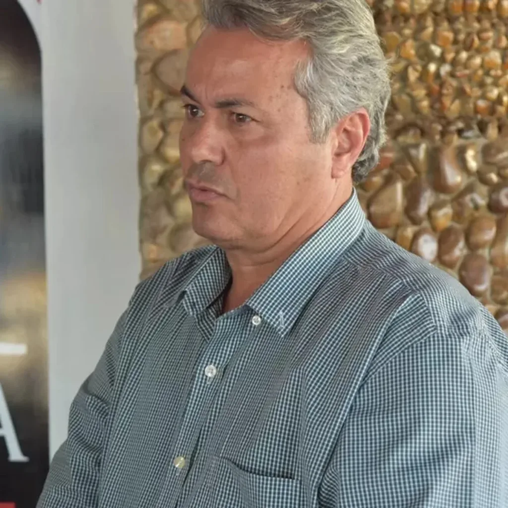 Morada FM — O Tribunal de Justiça de Goiás (TJ-GO) decidiu que o ex-prefeito de Iporá, Naçoitan Araújo Leite, será submetido a júri popular pela acusação de tentar matar a ex-mulher e o namorado dela. A decisão considera crimes como tentativa de feminicídio por motivo torpe, tentativa de homicídio, dano qualificado e outras acusações relacionadas ao caso. O ataque aconteceu em novembro de 2023, na cidade de Iporá, no oeste de Goiás. De acordo com a acusação apresentada no processo, Naçoitan foi até a casa onde a ex-mulher estava com o atual namorado durante a madrugada de 18 de novembro daquele ano, levando uma [&hellip;]