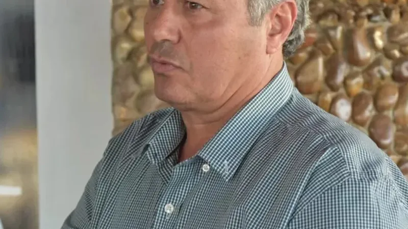 Morada FM — O Tribunal de Justiça de Goiás (TJ-GO) decidiu que o ex-prefeito de Iporá, Naçoitan Araújo Leite, será submetido a júri popular pela acusação de tentar matar a ex-mulher e o namorado dela. A decisão considera crimes como tentativa de feminicídio por motivo torpe, tentativa de homicídio, dano qualificado e outras acusações relacionadas ao caso. O ataque aconteceu em novembro de 2023, na cidade de Iporá, no oeste de Goiás. De acordo com a acusação apresentada no processo, Naçoitan foi até a casa onde a ex-mulher estava com o atual namorado durante a madrugada de 18 de novembro daquele ano, levando uma [&hellip;]